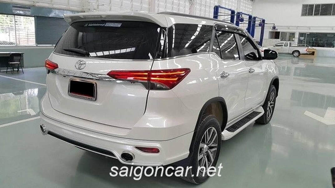 toyota fortuner 2019 duoi xe